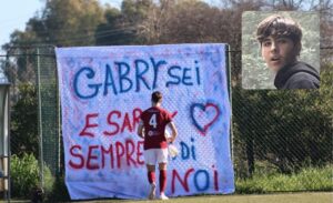 Il Tarquinia Calcio ricorda Gabriele Costantino: “In quei fiori l’abbraccio di tutta la città”