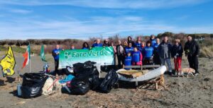 Fare Verde pulisce la spiaggia di Tarquinia: un divano e un materasso tra gli oggetti gettati