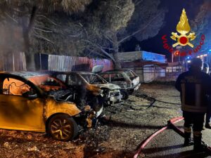 Terni – Incendio distrugge tre auto, intervento dei vigili del fuoco tra fiamme e rischio esplosioni