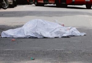 Roma – Suicidio a Tor Bella Monaca, donna trovata senza vita in strada: “Vita spezzata nel silenzio del quartiere”
