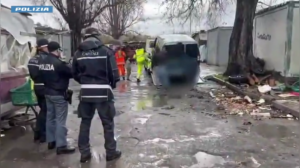 Roma: bonifica in campo rom via Candoni, rimosse baracche in disuso (VIDEO)