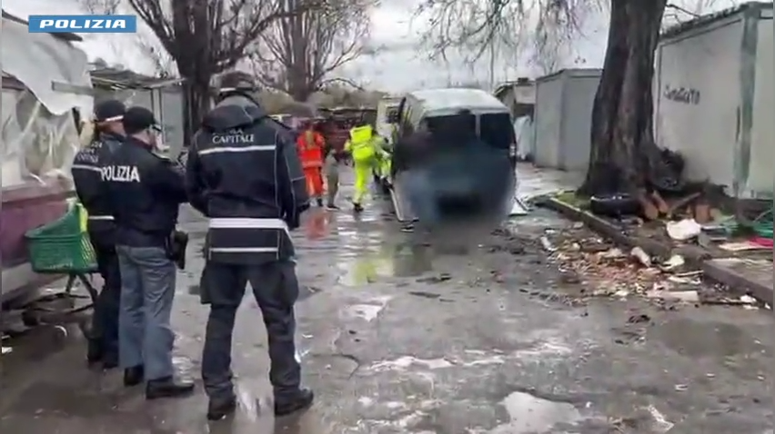 Roma: bonifica in campo rom via Candoni, rimosse baracche in disuso (VIDEO)