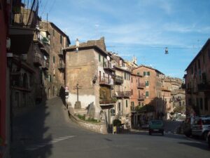 Vignanello – Tenta di gettarsi nel vuoto, salvato da un passante