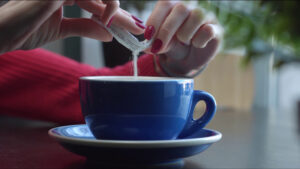 Microplastiche nello zucchero, oltre mille particelle nelle bustine da bar