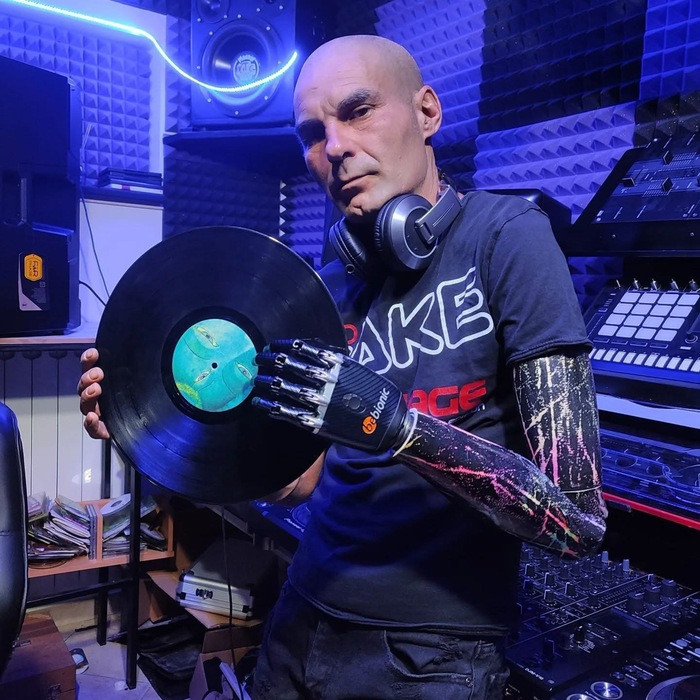 Alle Paralimpiadi arriva Dj Miky Bionic, con “mano bionica” e pattuglia aerea di diversamente abili