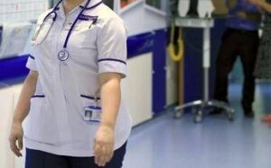 Focolaio di meningite in Uk, 29 casi e due morti nel Kent: scatta l’appello per la vaccinazione di massa