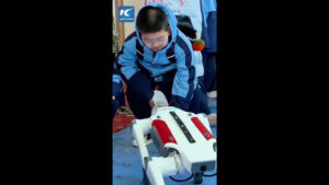 Cina, i robot accolgono gli studenti al primo giorno di scuola