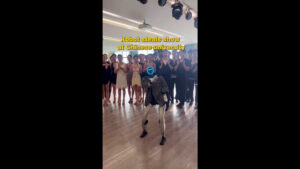 Un robot balla con gli studenti in un’università cinese