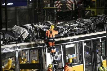 Tram deragliato a Milano, Procura al lavoro per ricostruire “secondo per secondo” il tragitto: le ipotesi