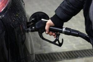 Carburanti, rallenta ma non si ferma corsa dei prezzi per diesel e benzina