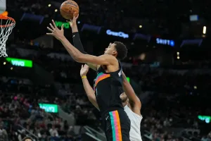 Ottava vittoria di fila degli Spurs, Bucks fuori dalla post-season