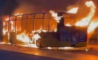 Bus in fiamme in Svizzera, 6 morti a Kerzers: “Un uomo si è dato fuoco”