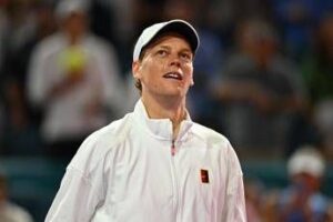 Masters 1000 tortuso, ma Sinner stratega letale: domani quarti con Tiafoe