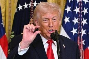 Iran, Trump manda i Marines: “Le petroliere superino Hormuz”. Italia smentisce dialogo con Teheran