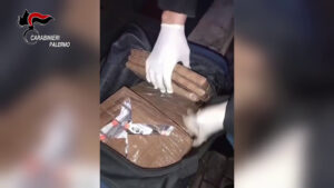 A Palermo arrestati due corrieri della droga, sequestrati hashish e armi