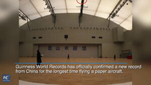 Cina, team batte Guinness World Record per durata di volo di aeroplano di carta