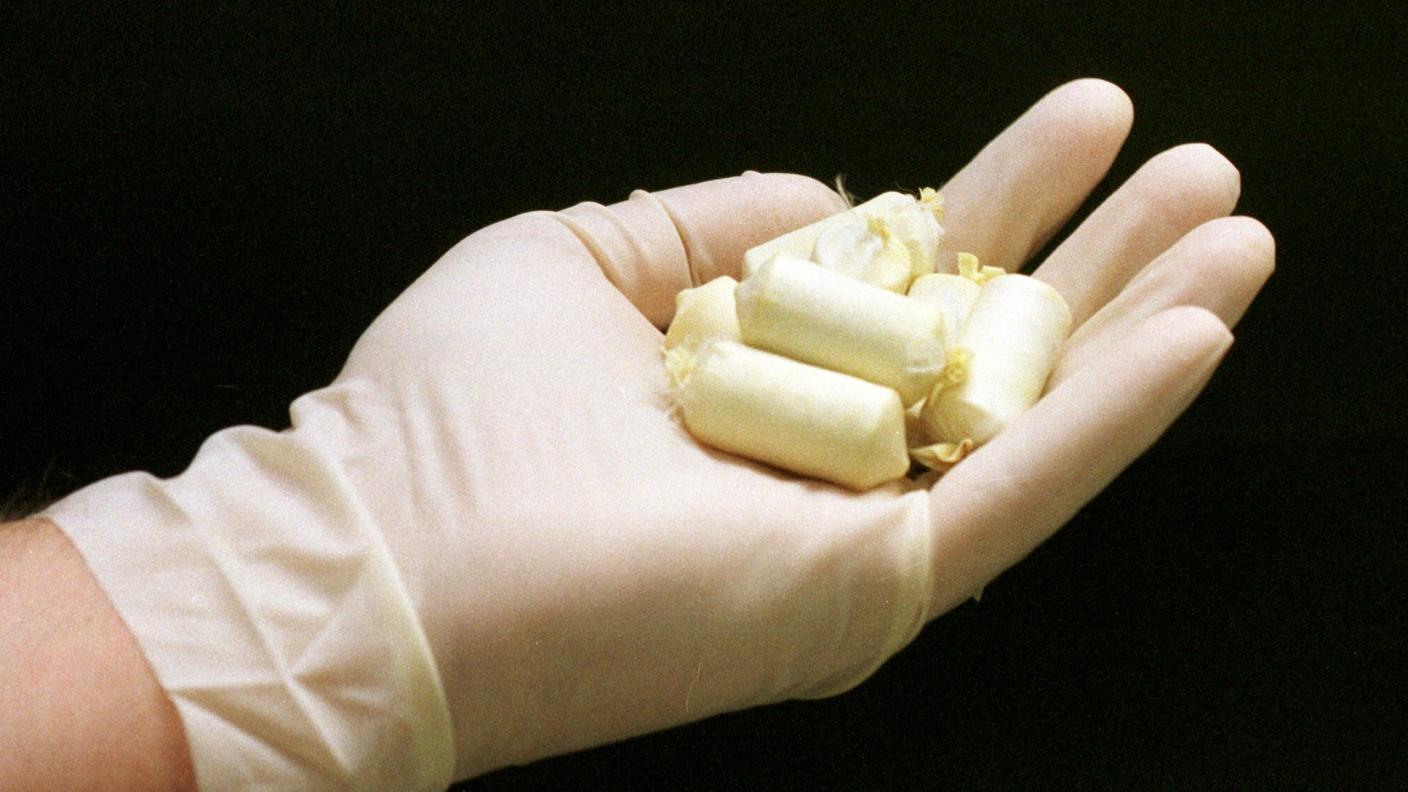 Roma – Atterra a Fiumicino con 25 ovuli di cocaina nell’intestino, in manette dopo il controllo medico