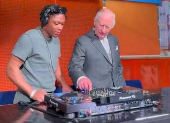 Carlo III cambia ruolo, da sovrano a DJ. E il risultato è incredibile