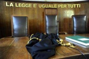 Venezia, perseguita ex professore per bocciatura: braccialetto elettronico a 26enne