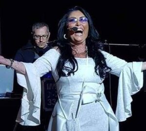 Addio a Cinzia Oscar, voce della canzone napoletana: aveva 63 anni