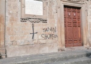 Viterbo – Chiesa vandalizzata a San Faustino, già identificato uno degli “imbrattatori”