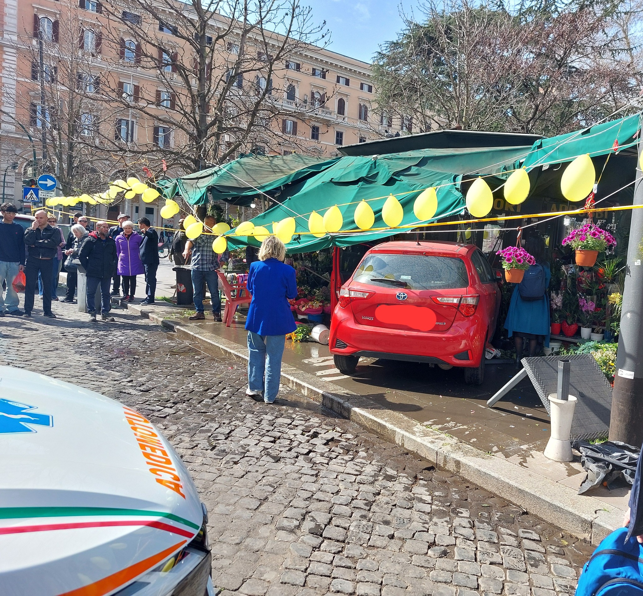 Roma – Finisce con l’auto dentro un banco di fiori nella giornata della Donna: panico a Piazza Vittorio