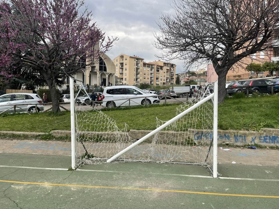 Tarquinia – Vandali al campetto dell’Olivo: divelta una delle porte da calcetto