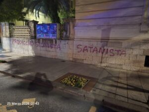 Terracina – Scritte offensive sul muro davanti casa di Nicola Procaccini