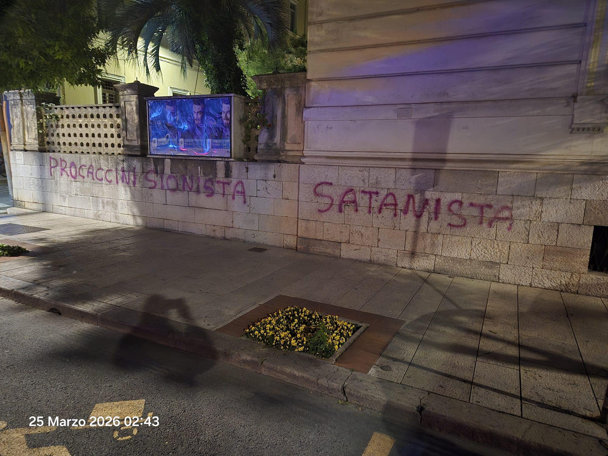 Terracina – Scritte offensive sul muro davanti casa di Nicola Procaccini