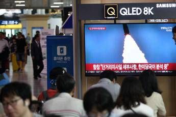 Corea del Nord lancia 10 missili verso il Mar del Giappone: tensione con Usa e Seul