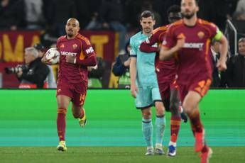 Derby d’Europa al Bologna: pirotecnico 4-3 all’Olimpico, Roma stremata e beffata
