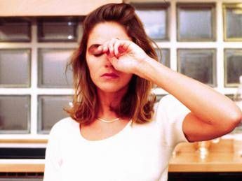 Perché l’insonnia è femmina: ‘più diffusa tra le donne per le oscillazioni ormonali’