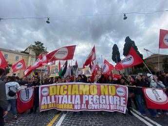 Referendum, a Roma corteo per il ‘no’: “Contro il governo e la guerra”