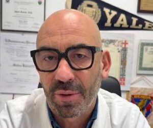 Smartphone prima di dormire? “Provoca problemi seri”, l’allarme di Bassetti