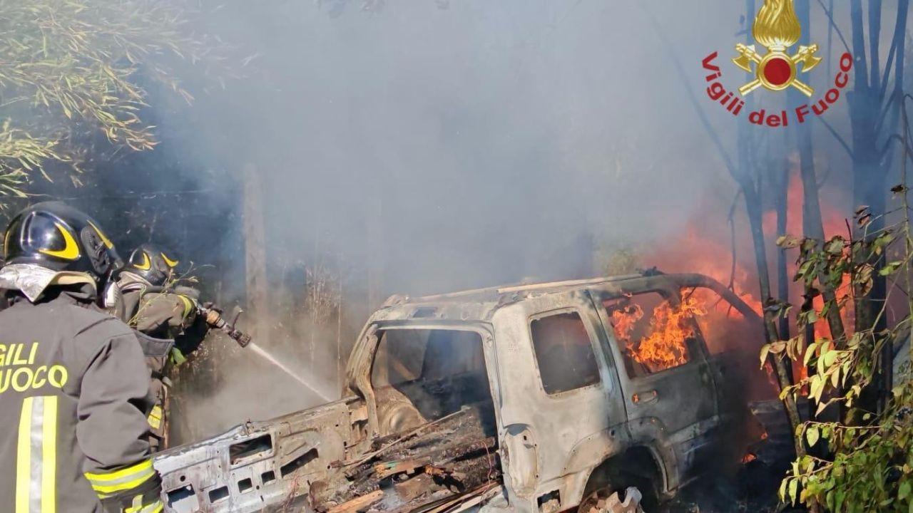 Arezzo – Schianto e auto avvolta dalle fiamme: 71enne muore carbonizzato