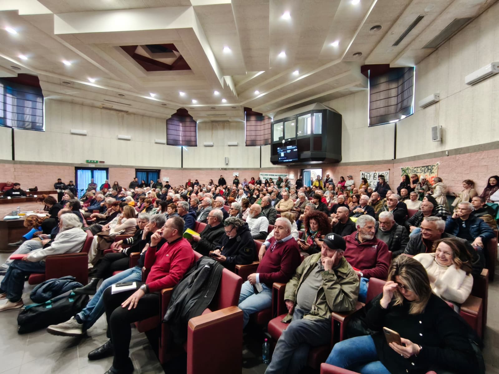 Civitavecchia – Biodigestore, fronte compatto dei cittadini: in centinaia al consiglio comunale aperto