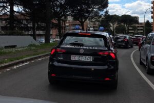Roma – Ingaggia un inseguimento con i carabinieri e poi scende dall’auto con una busta piena di marijuana, arrestato trentottenne
