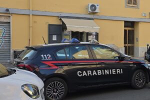 Roma – Prende a bottigliate in testa il titolare di un minimarket che si rifiuta di regalargli una birra, in manette quarantottenne