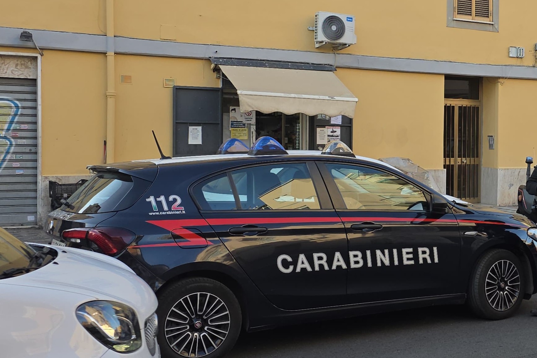 Roma – Prende a bottigliate in testa il titolare di un minimarket che si rifiuta di regalargli una birra, in manette quarantottenne