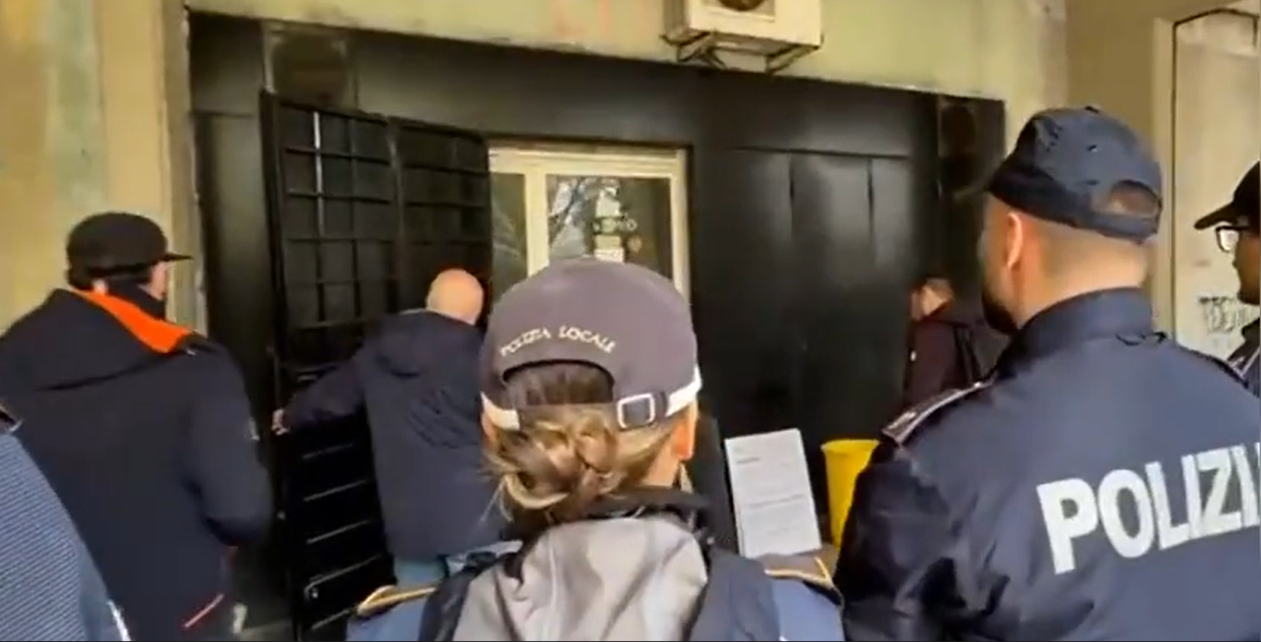 Roma – Allestisce un’officina abusiva all’interno di quattro box auto condominiali: all’interno pezzi di ricambio e rifiuti pericolosi