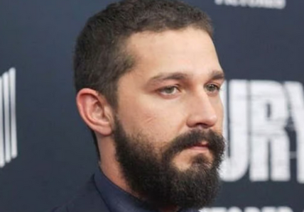 L’attore Shia LaBeouf fuori controllo a Roma: gira in mutande ed aggredisce una donna al bar (VIDEO)
