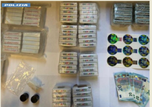 Roma – Finisce fuori strada sull’autostrada con dieci chili di hashish, arrestato dalla Polizia