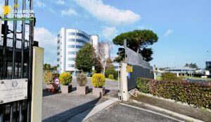 Phishing e truffe bancarie, svuotati i conti di decine di vittime: sgominata banda tra Italia e Spagna, soldi al clan dei Casalesi