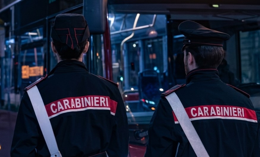 Roma – Urla ai passeggeri e minacce all’autista del bus, contro cui scaglia sassi e bottiglie: arrestato quarantatreenne