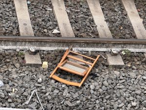 Roma – Degrado Capitale: una sedia lungo i binari a pochi metri dalla stazione ferroviaria Monte Mario