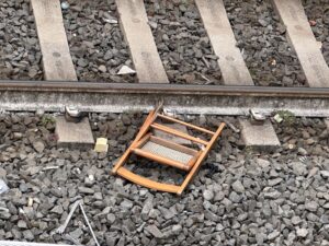 Roma – Degrado Capitale: una sedia lungo i binari a pochi metri dalla stazione ferroviaria Monte Mario