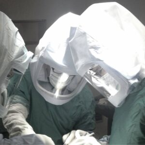 Protesi d’anca impiantata su un ragazzo di 16 anni, “tornerà a camminare”