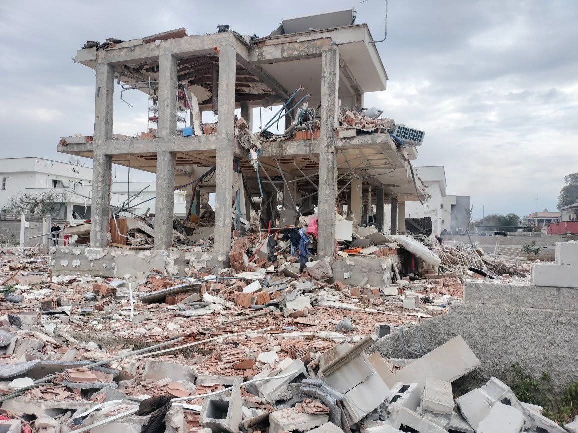 Roma – Esplosione in una palazzina, due feriti gravi