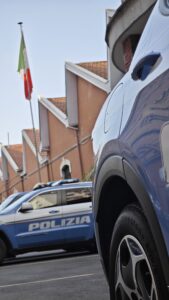 Roma – Violenze e minacce di morte alla madre per estorcerle i soldi per la droga: in manette ventisettenne