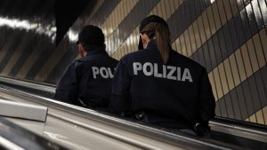 Roma – PolMetro arresta pickpockets e “pusher su rotaie” (VIDEO)